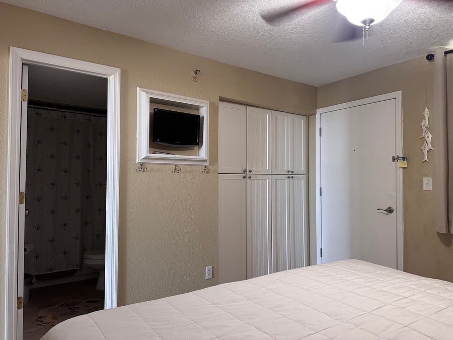 bedroom with a few cabinets to be able to unpack a bit, not to mentions the worlds smallest tv nook