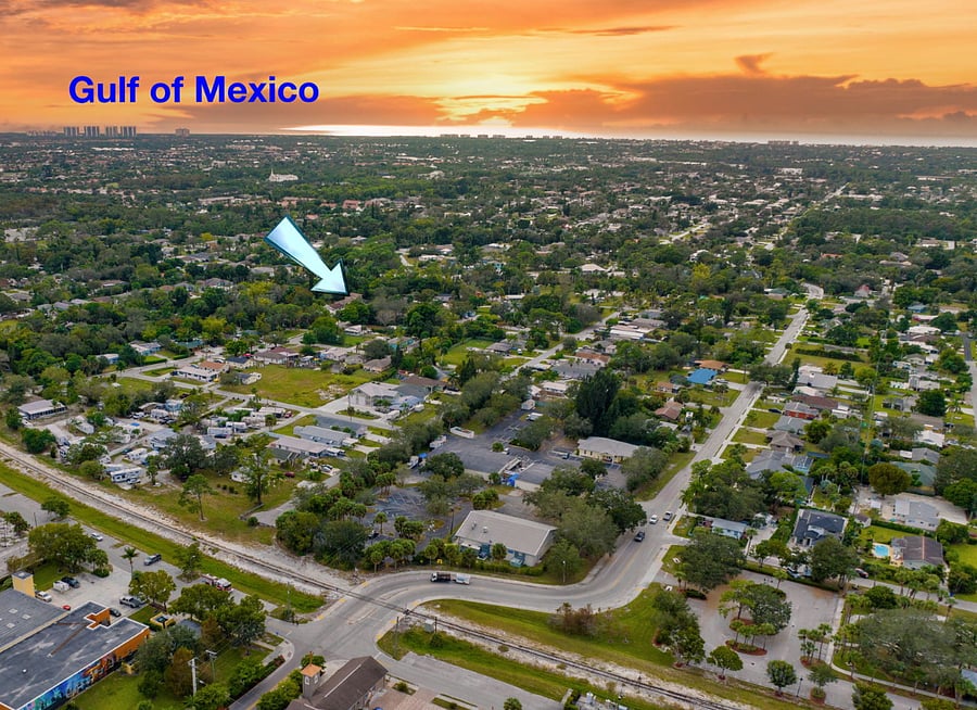 10 min drive to beaches & 10 min walk to spa, cafes & restaurants!