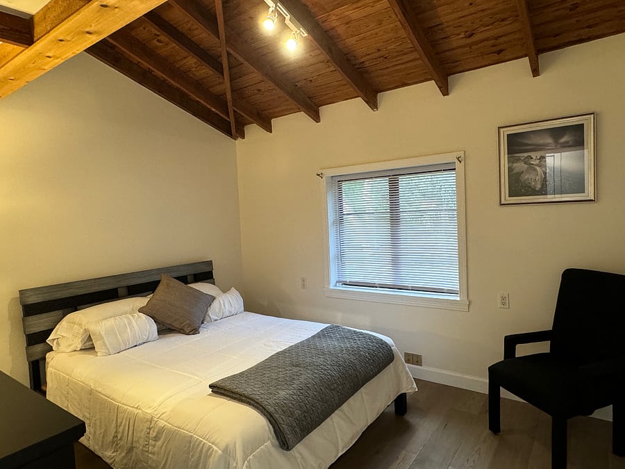 Contempo 2nd Bed w/ Queen Bed & lots of closets + lofted storage space