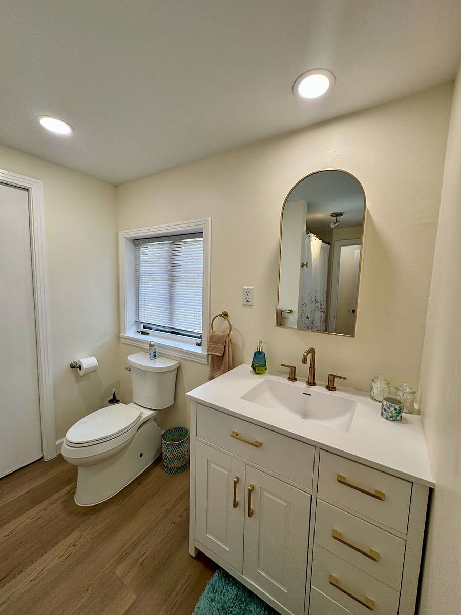 Sunny & Charming Full (Jack n Jill) Bathroom with windows on two walls.