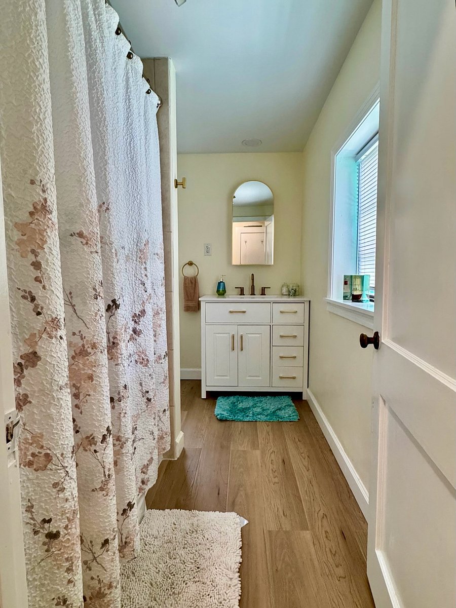 Full Bath (Jack n Jill) w/ alcove tub