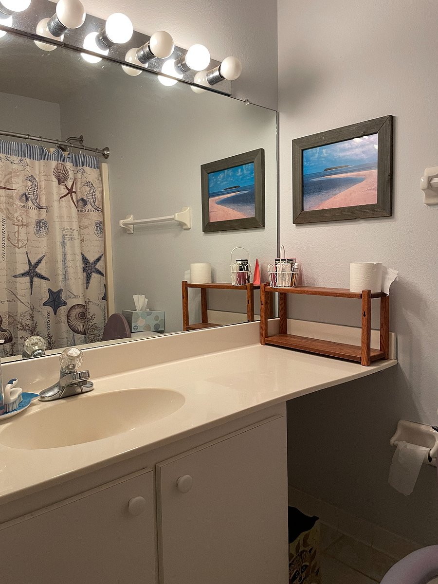Guest and 2nd bathroom with full tub and shower.
