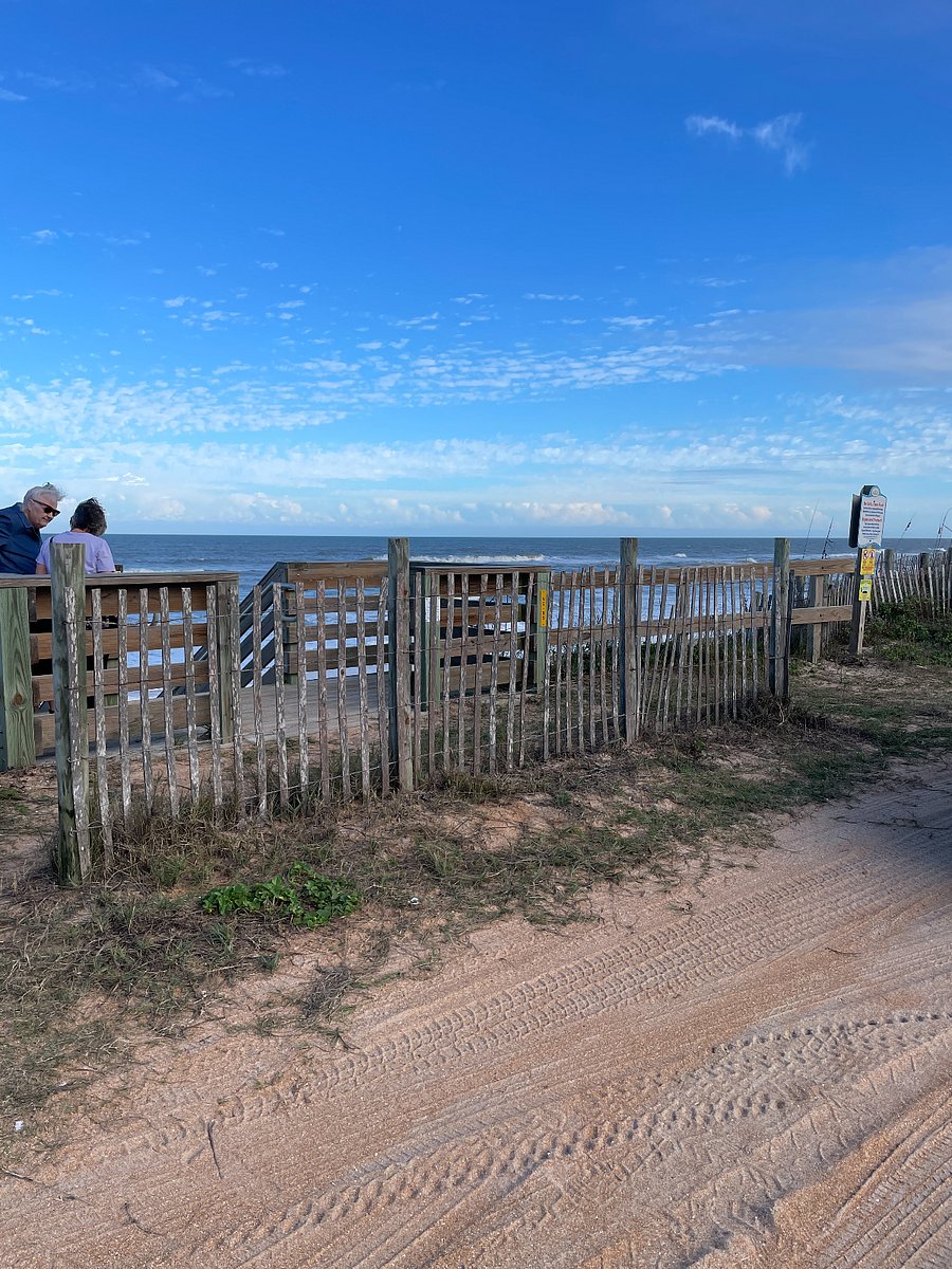 A short walk to the beach and 1 mile to a kayak riverside park.