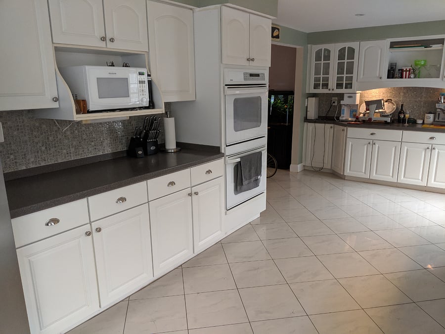 Large shared kitchen, 2 ovens.