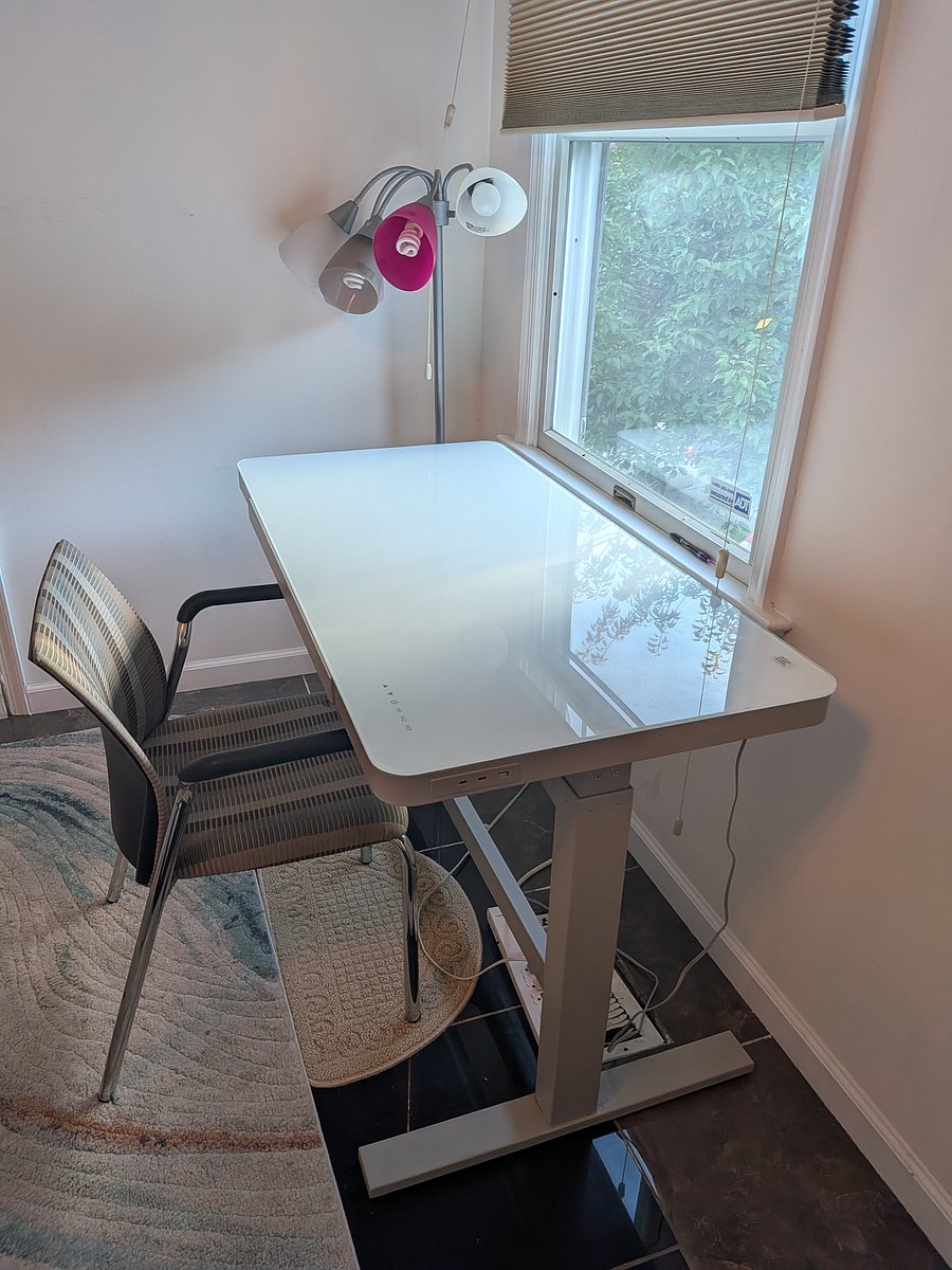 Electric rising desk.