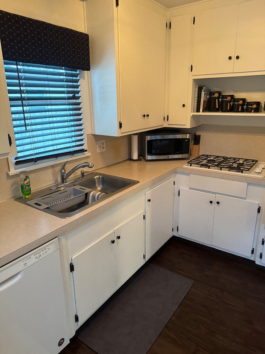 Gas appliances, dishwasher, microwave and all your cooking essentials.