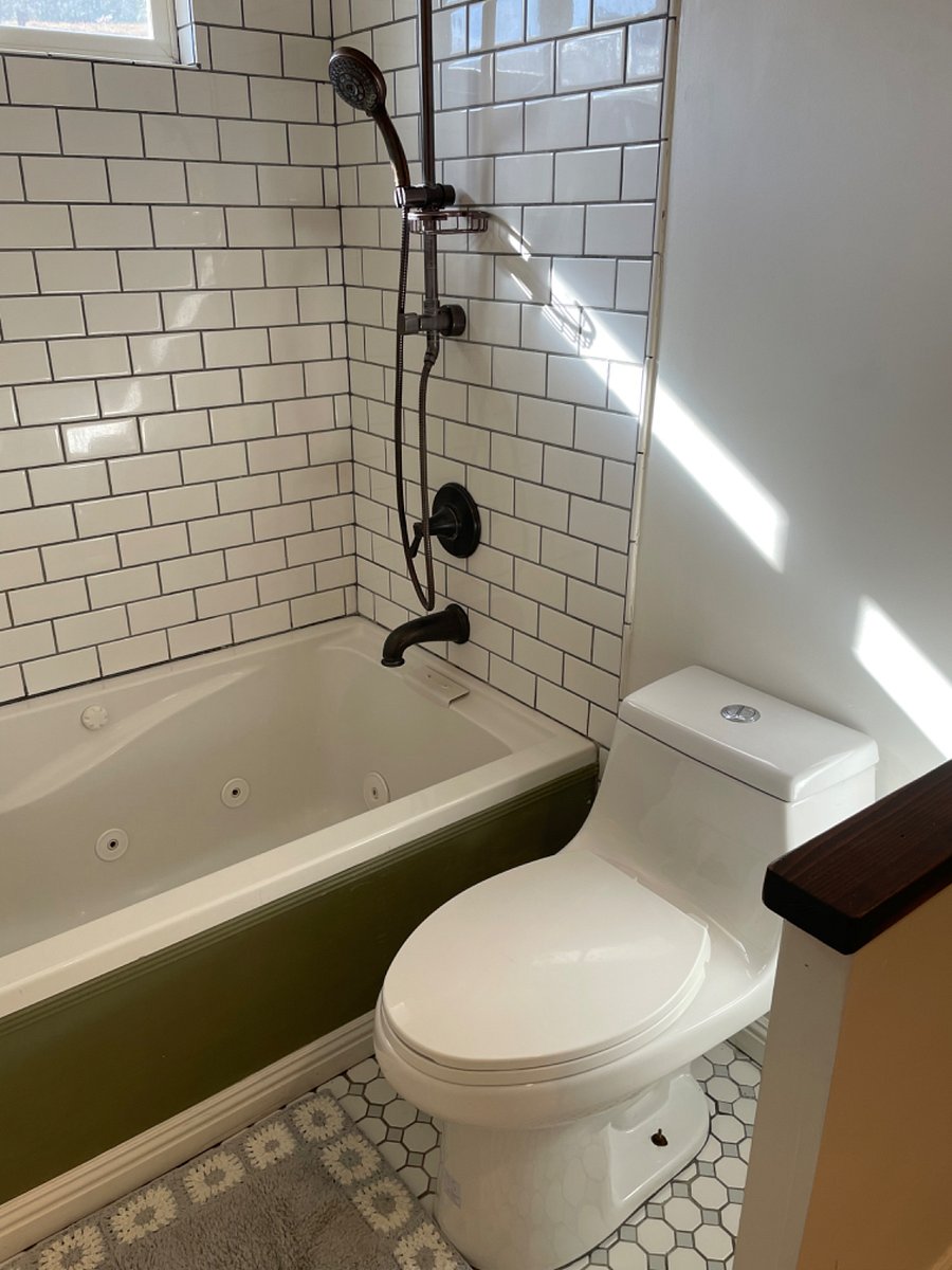 Bathroom w/ jet tub