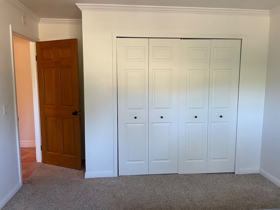 Similar size closet in both bedrooms