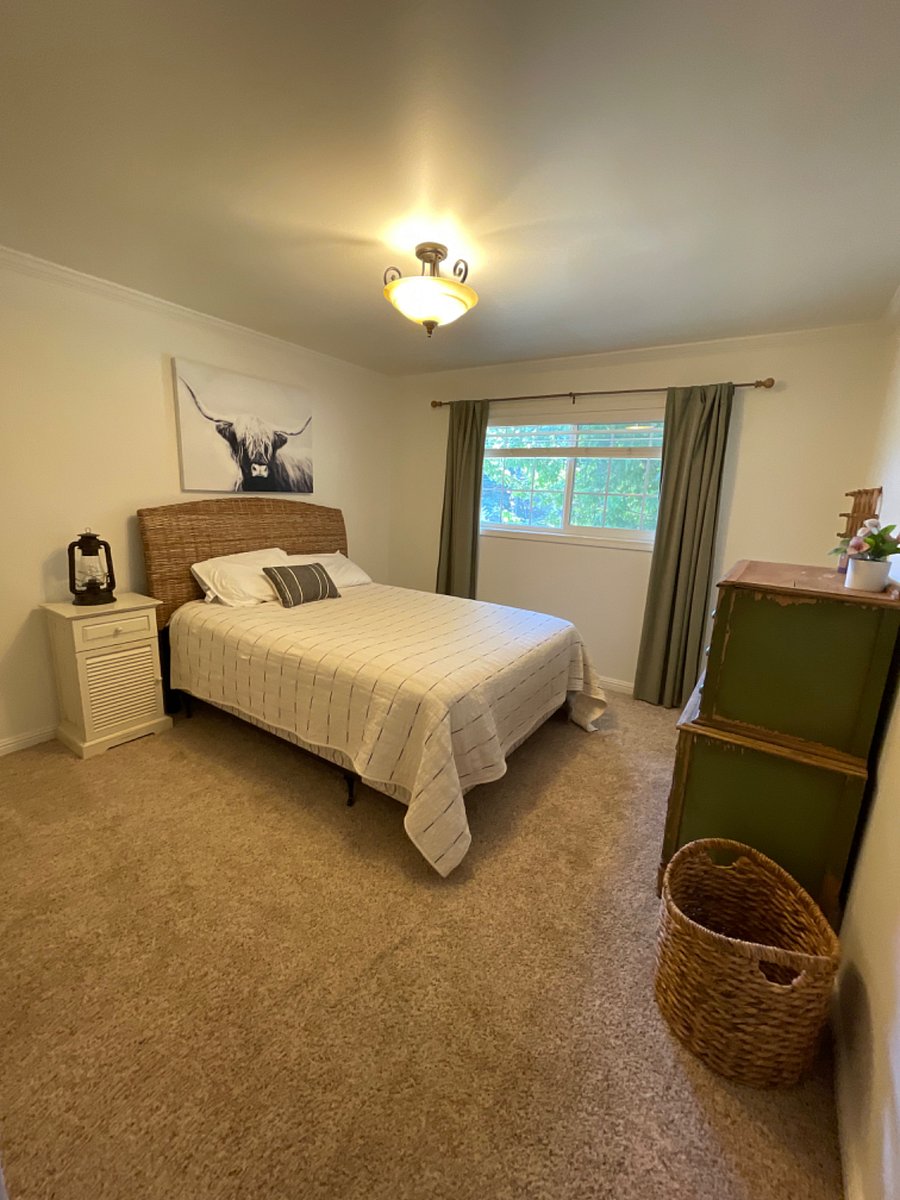 2nd Bedroom w/ Queen Bed