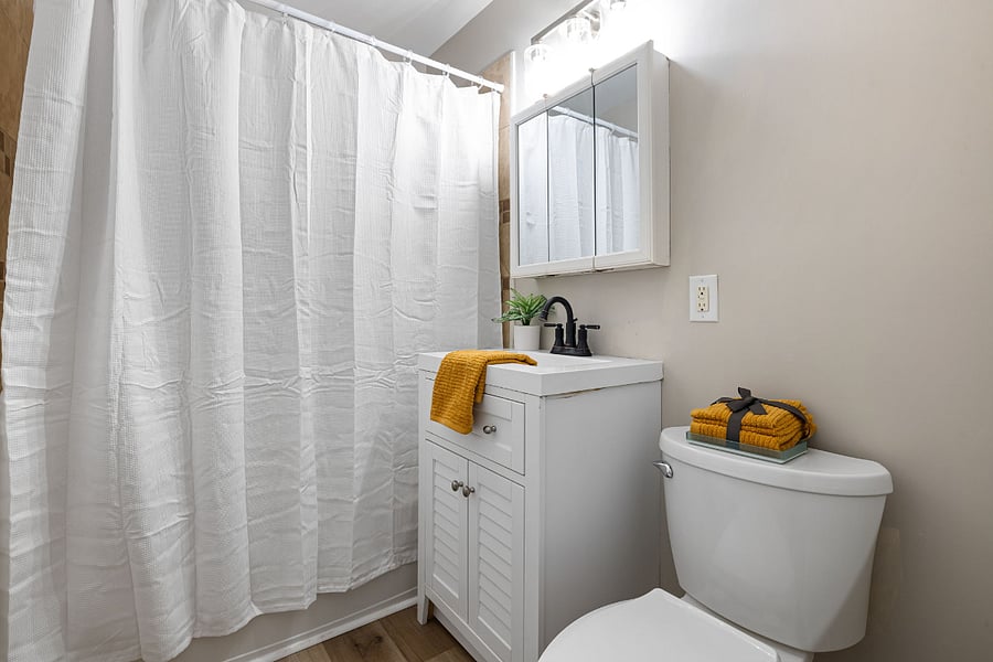Bathroom 1/2