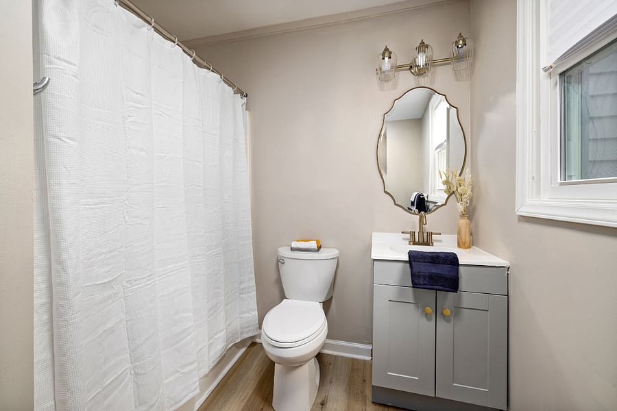 Bathroom 2/3