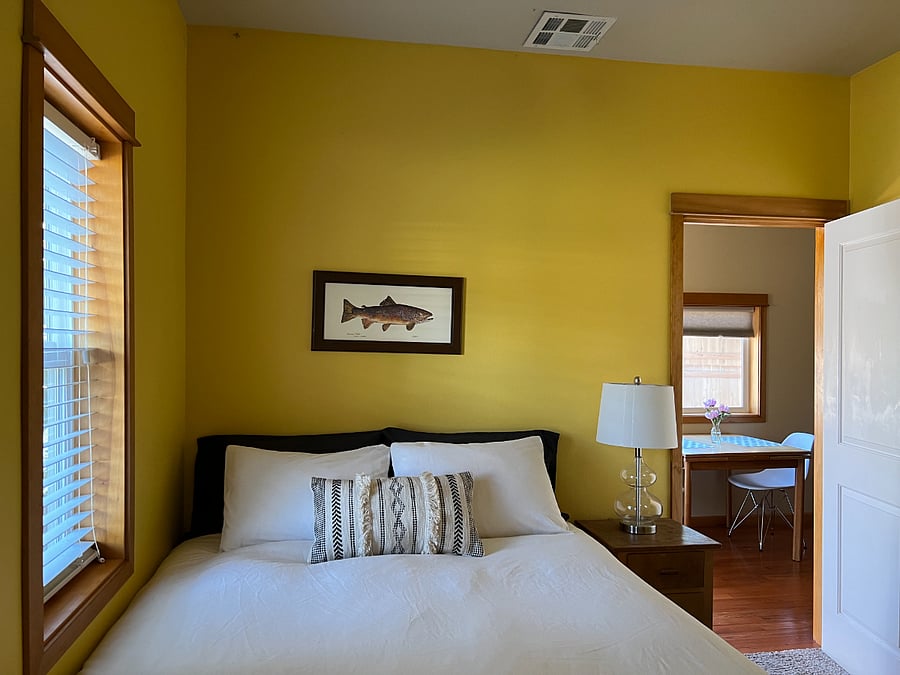 Lots of natural sunlight in this room.