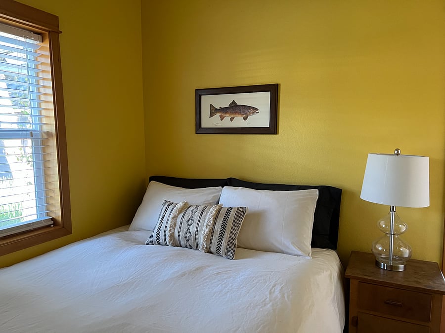 Cozy bedroom to relax after long day of work or Central Oregon adventuring.
