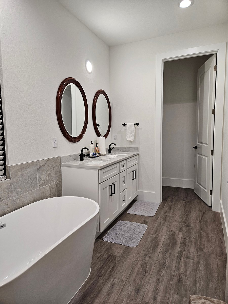 Stand alone tub for your enjoyment, two sinks, and private W/C