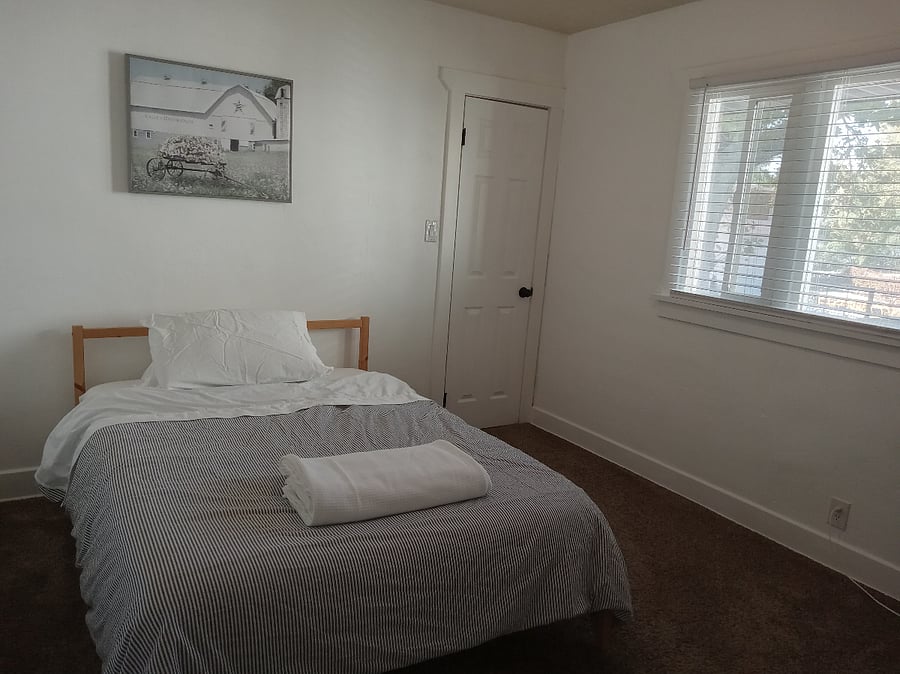 2nd Bedroom with full-size bed