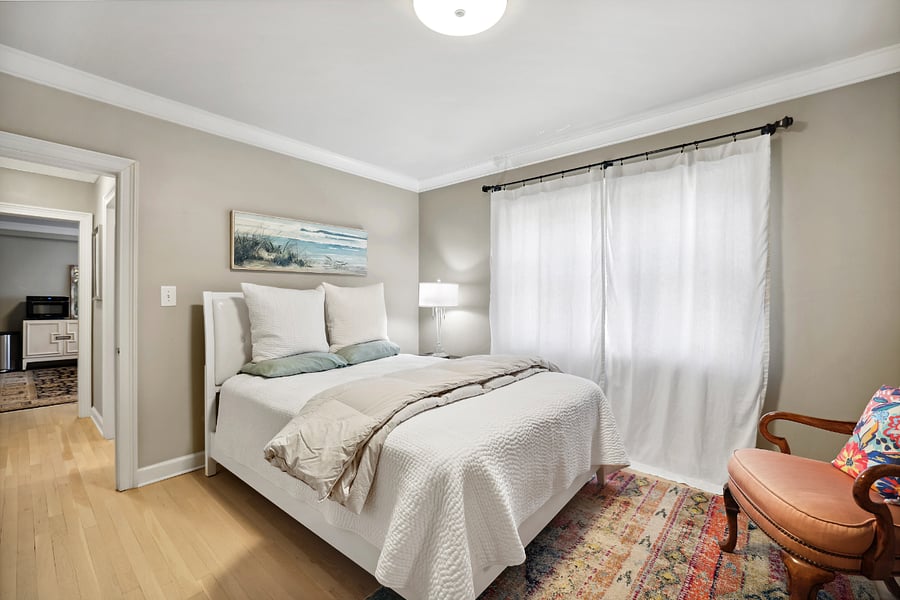 comfortable queen bed with full set of t bed linens 