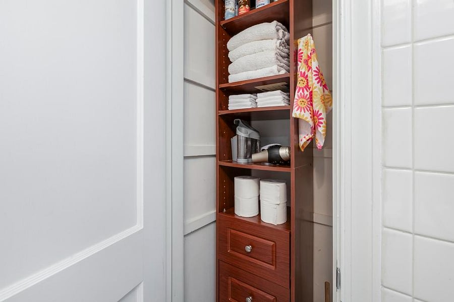 bath closet

