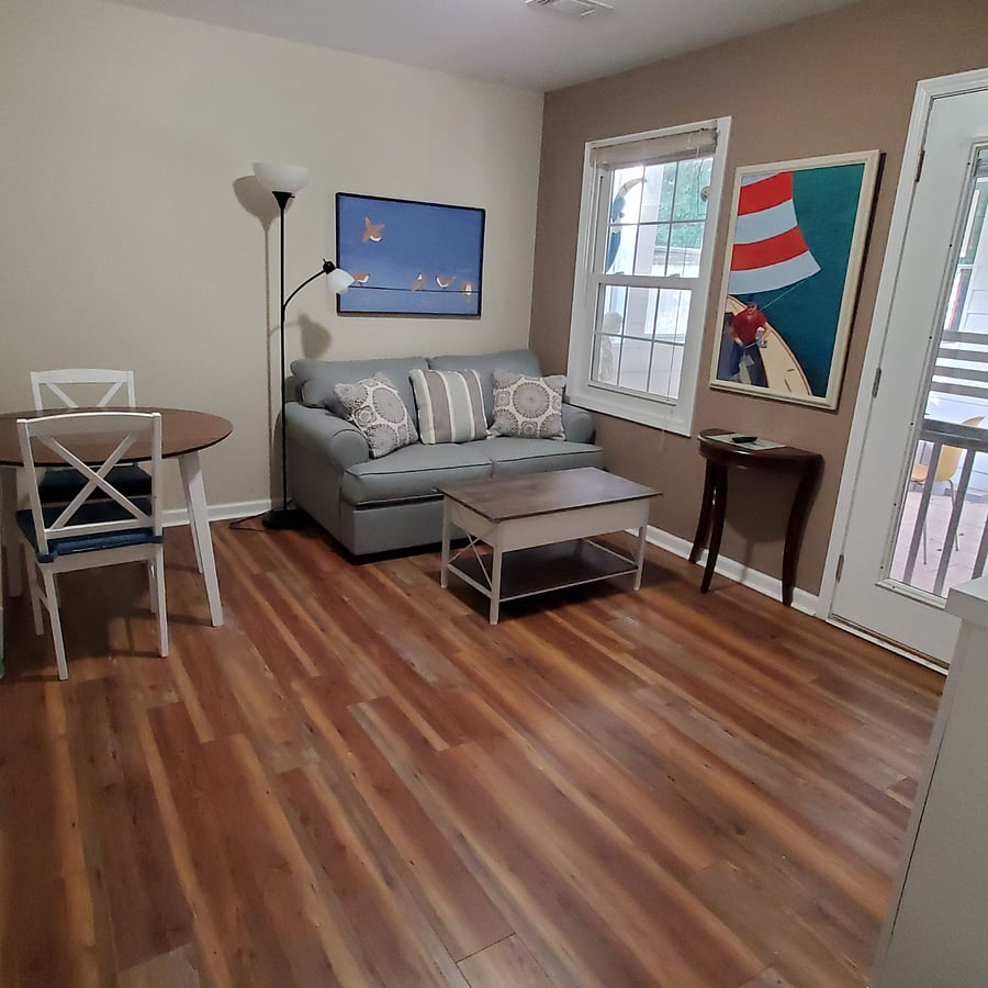 Livingroom with dining table
