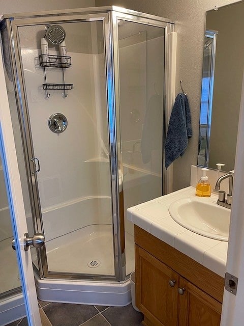 Walk-in shower w/ shampoo & conditioner