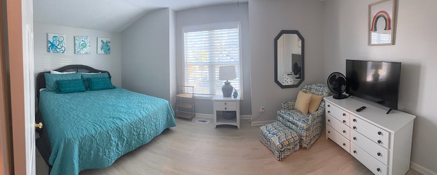 Second Floor Bedroom, King Bed