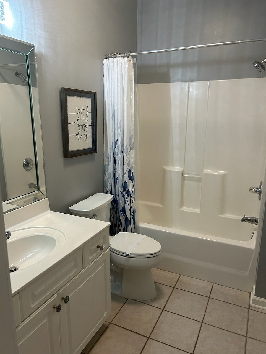 Primary/ First Floor Bathroom