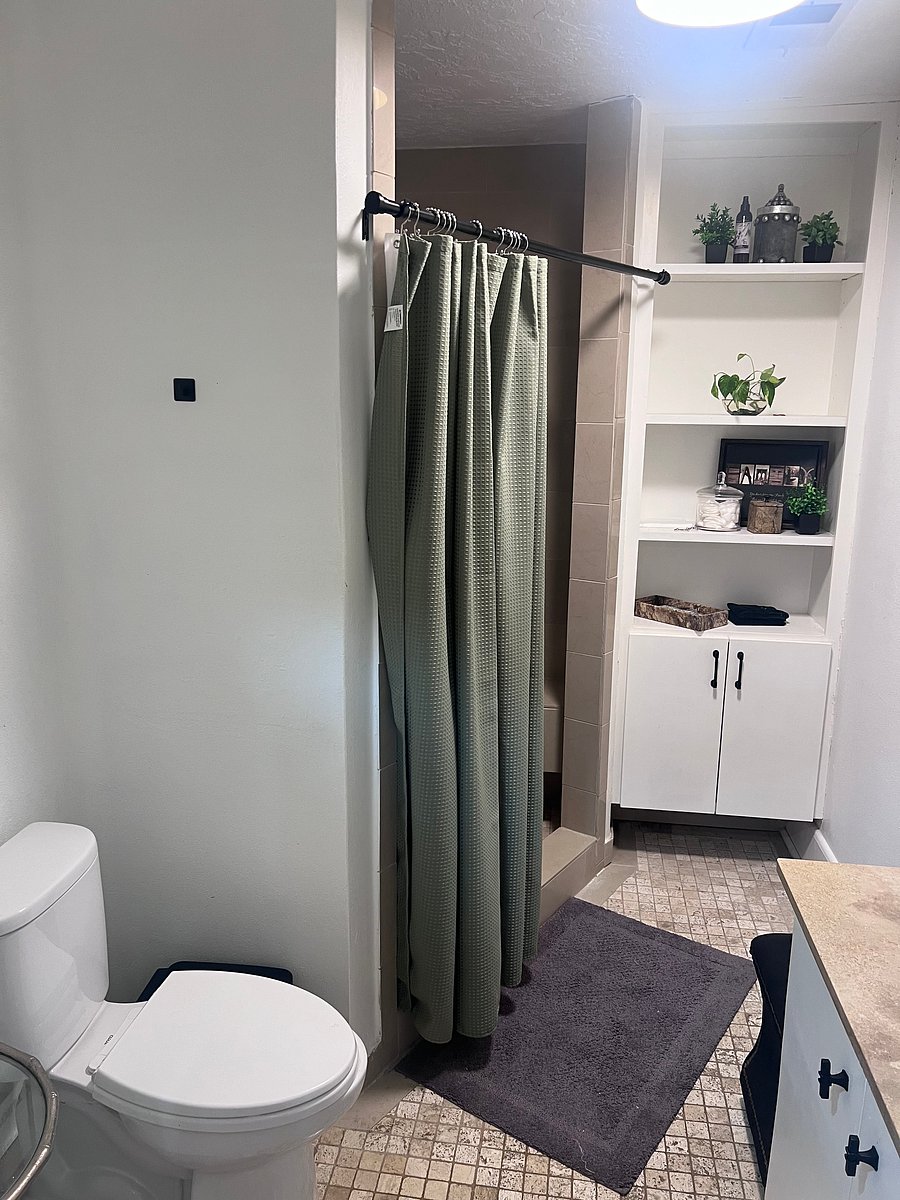 LARGE BATHROOM