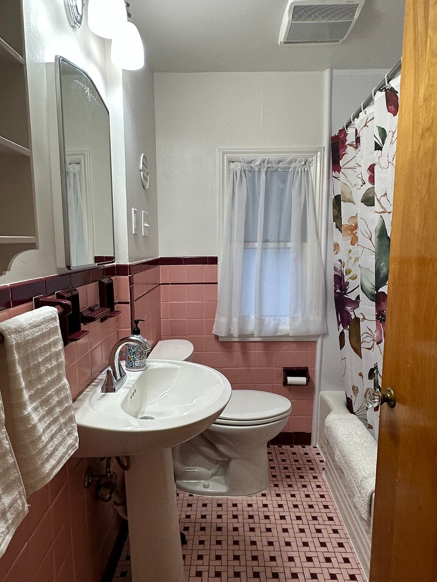 Downstairs Bathroom, Full Tub/Shower