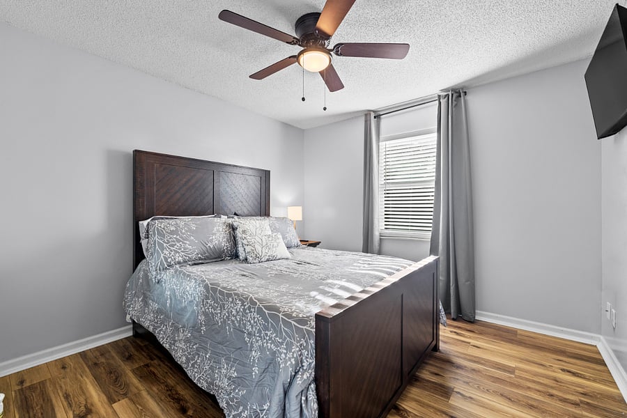 Second bedroom with a queen size bed.