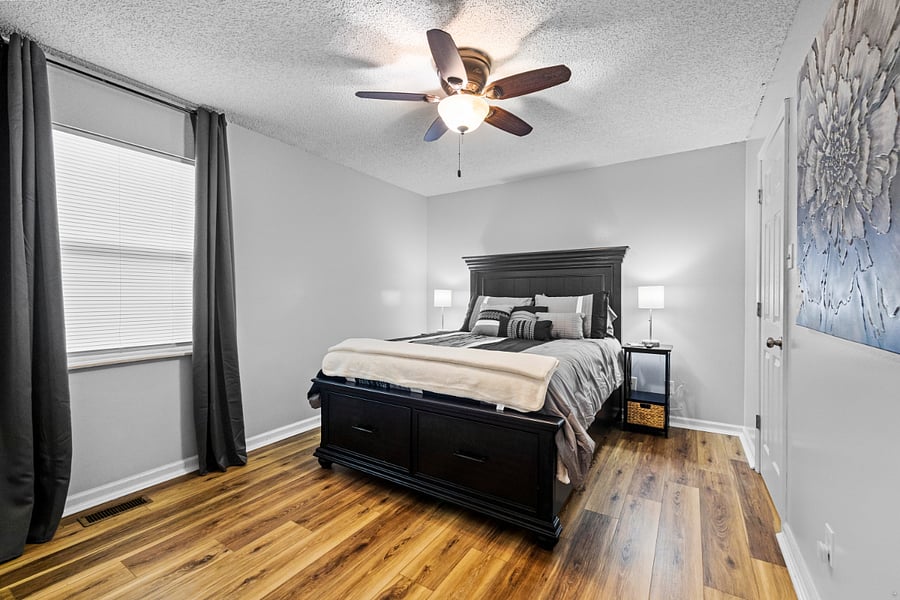 Primary bedroom with a queen size bed.