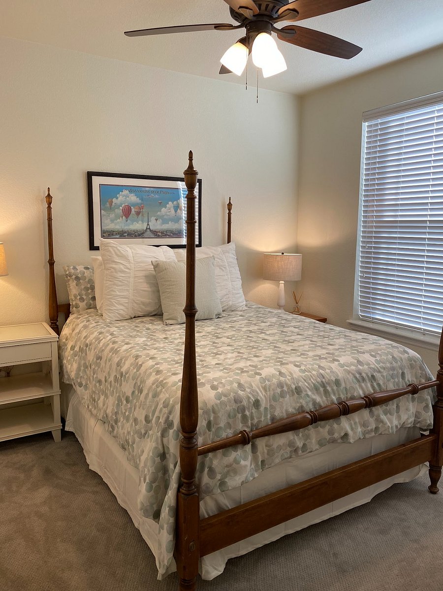 Queen bed and two nightstands.