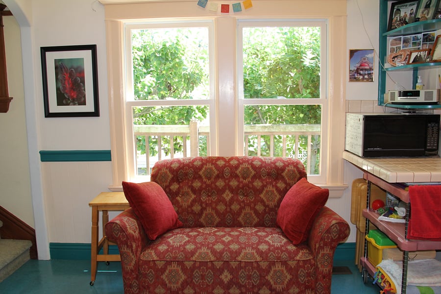 A loveseat in the kitchen!!