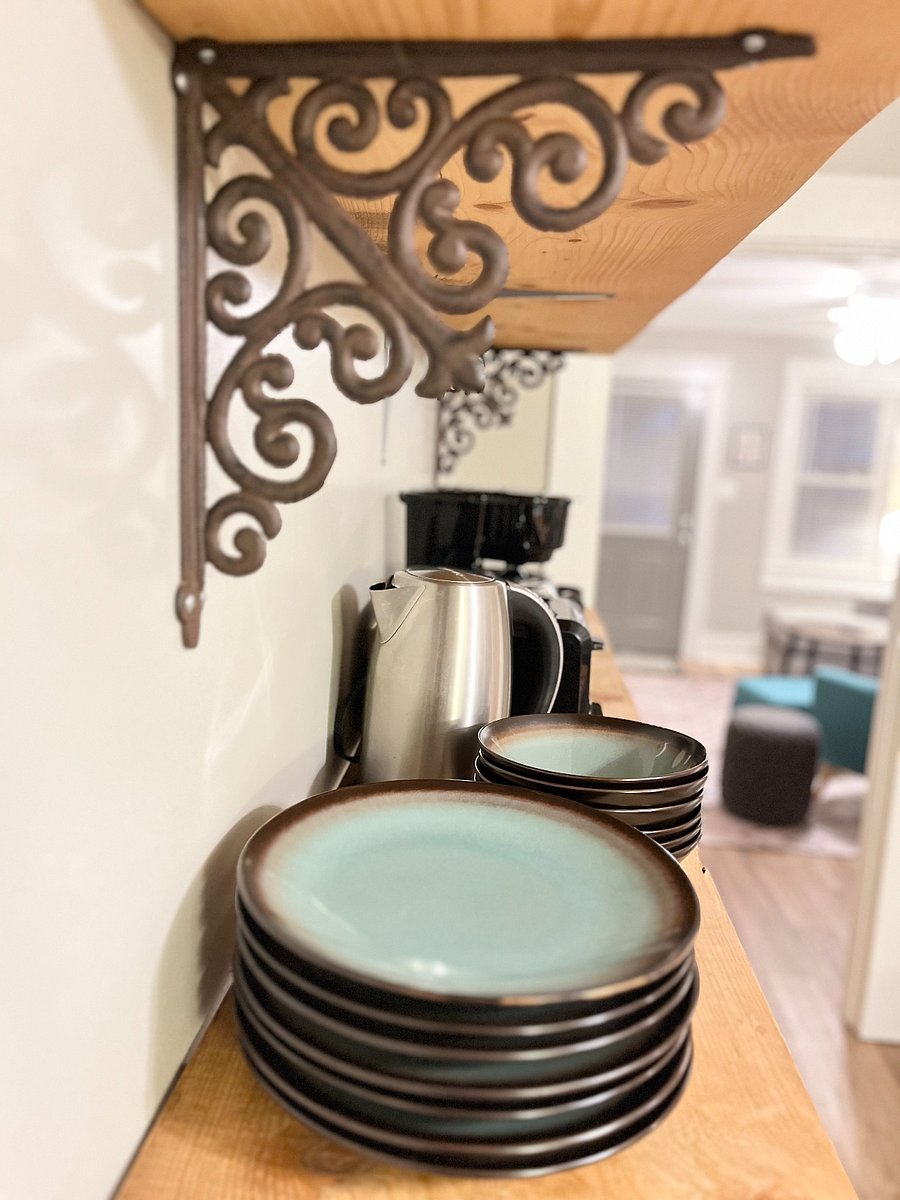 Water kettle, toaster, and all the dishes you'll need.
