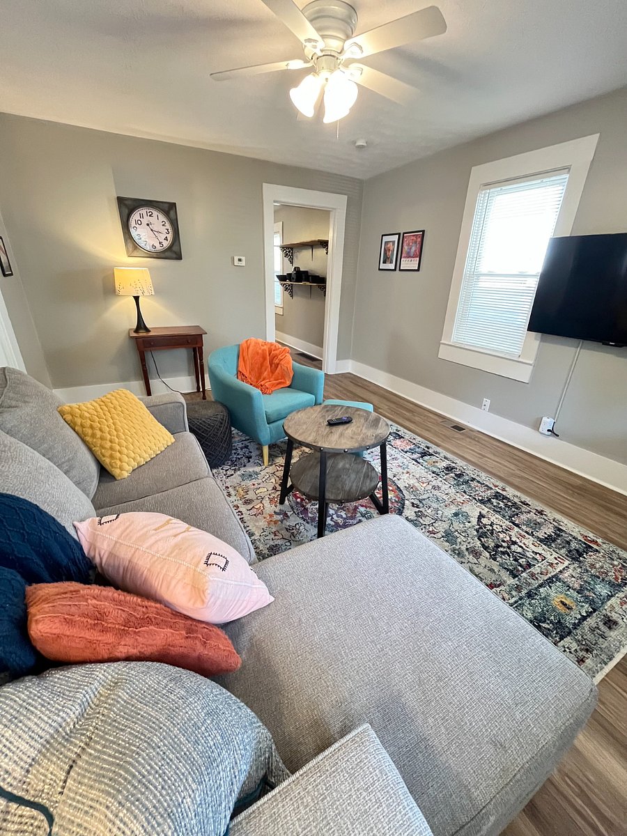 Living room towards kitchen.