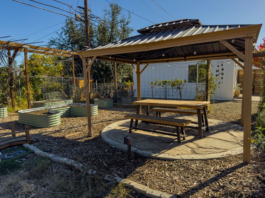 Pergola & table