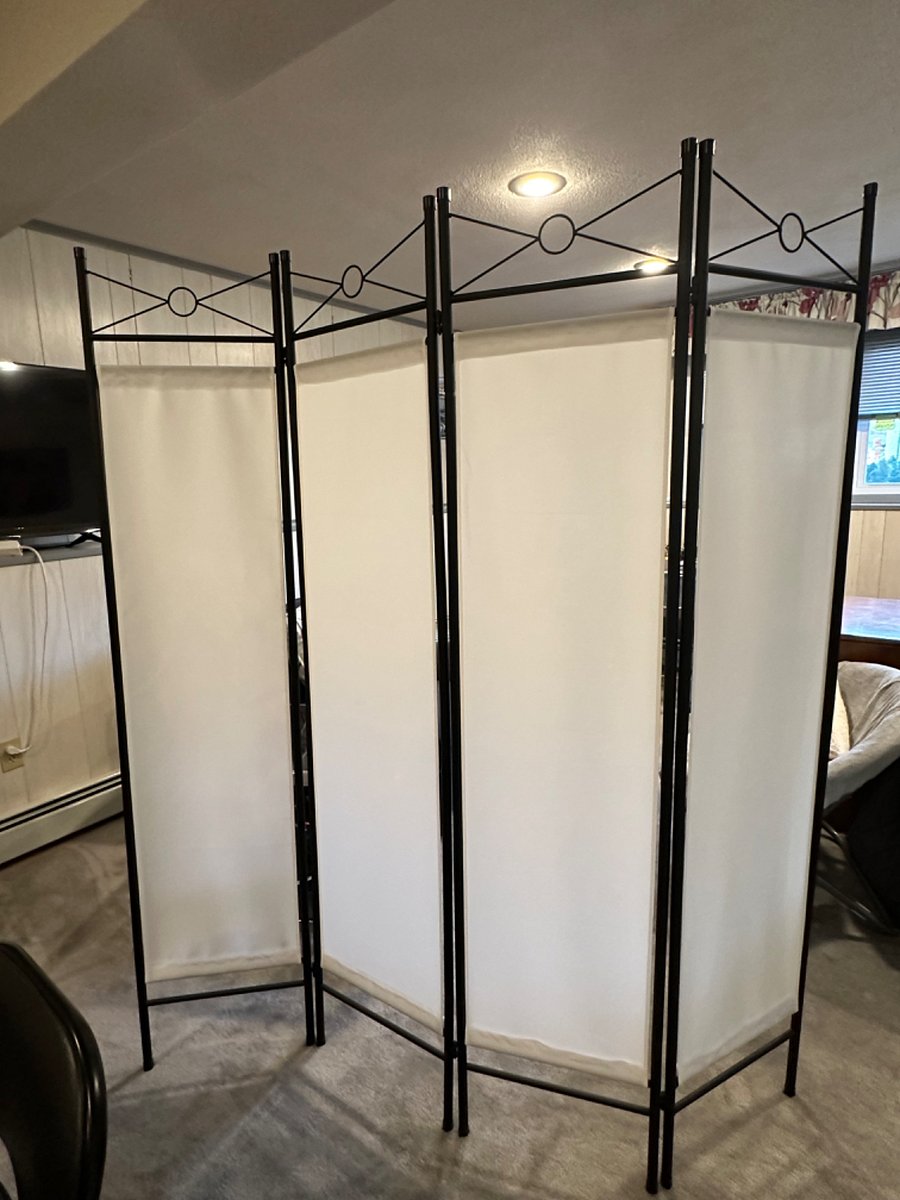 Moveable screen divider available inside studio
Dimmer recessed ceiling lights available on both sides of studio.