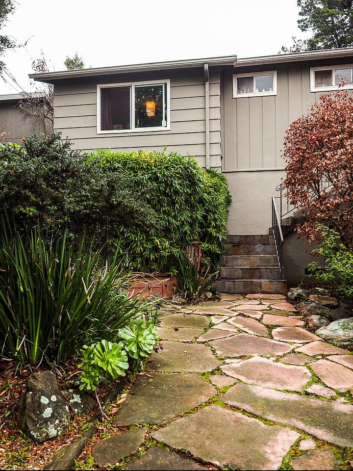 The main entrance on the 2nd level with a japanese garden walkway. 