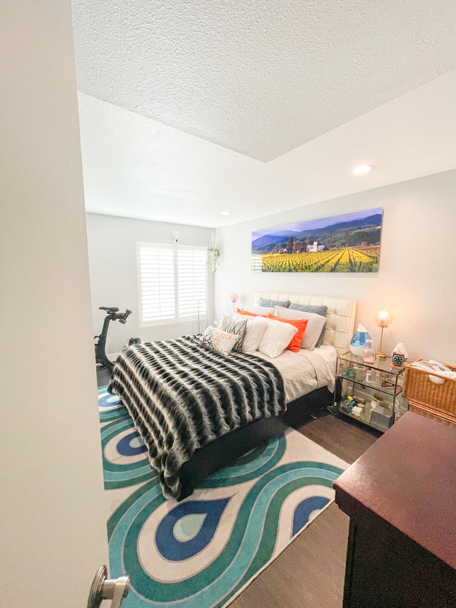 Bedroom with queen size bed. Tempur-Pedic mattress