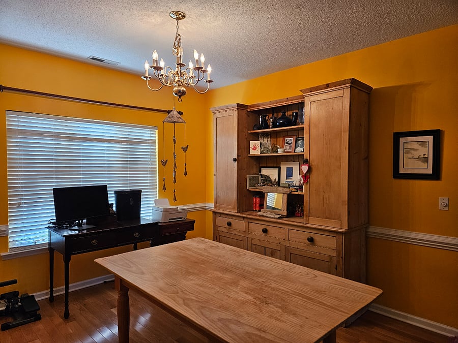 This is the dining room that can seat 8