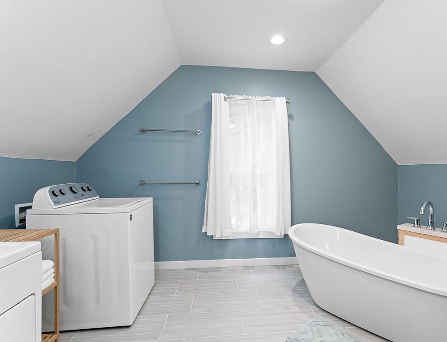 Upstairs bathroom with laundry area