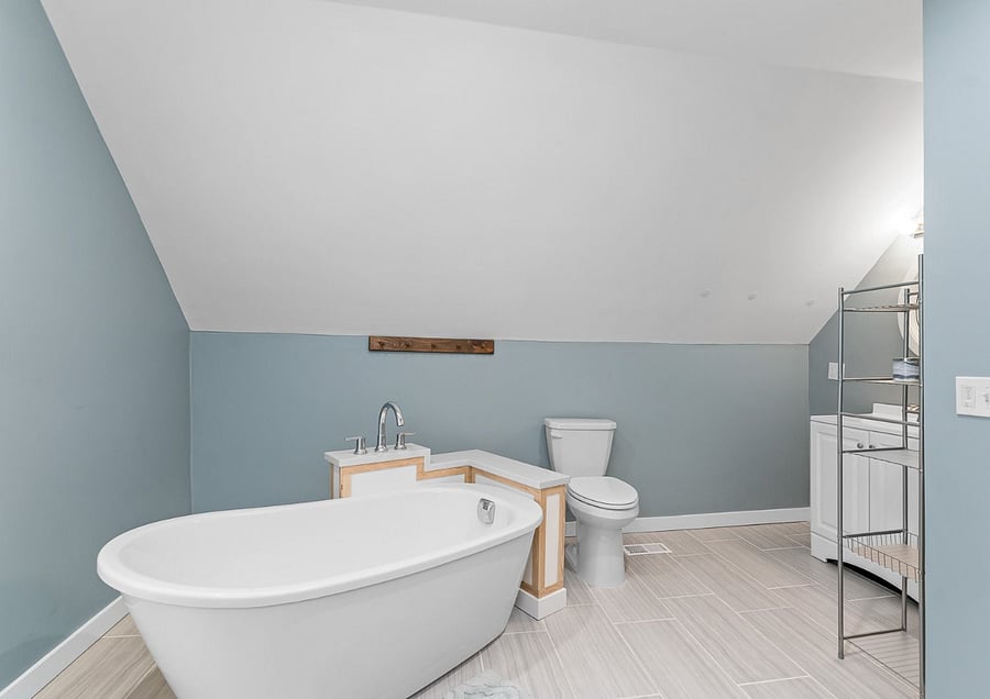 Soaking tub in upstairs bthroom
