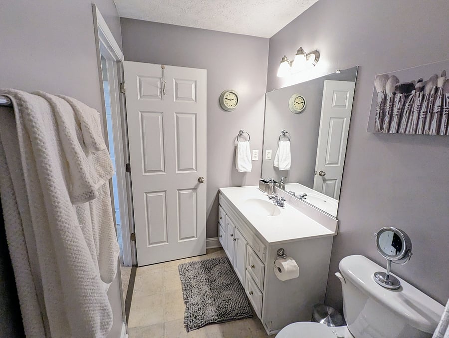 Full bathroom bedroom 2
