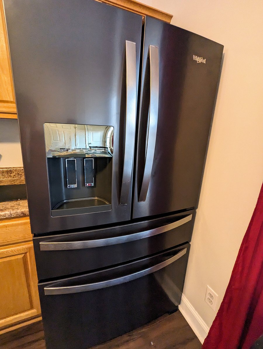 X-large refridgerator with deep pull-out freezer drawer