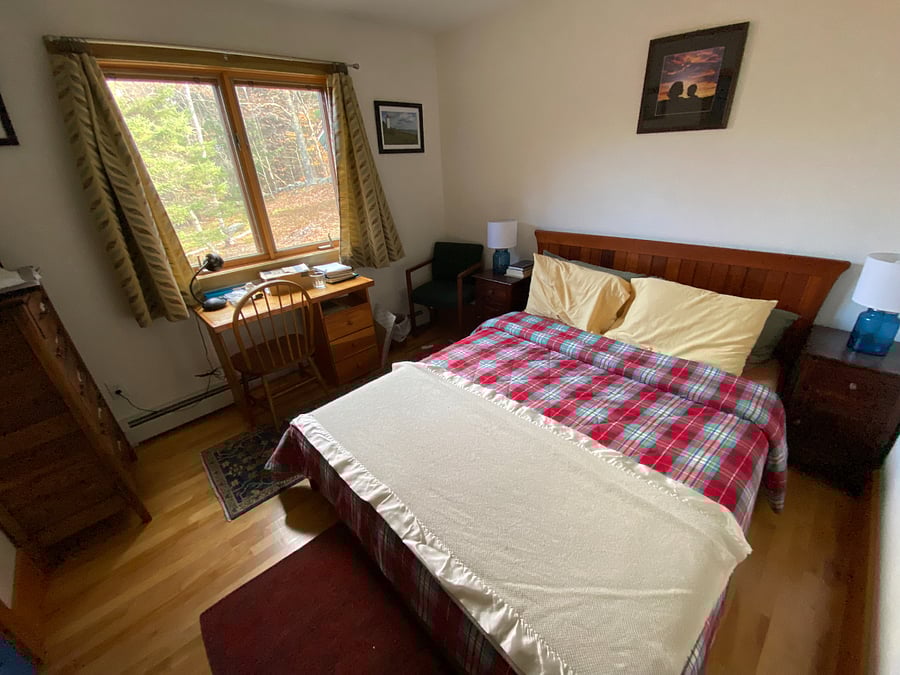 Queen Bed on the Ground Floor with a Desk for Work