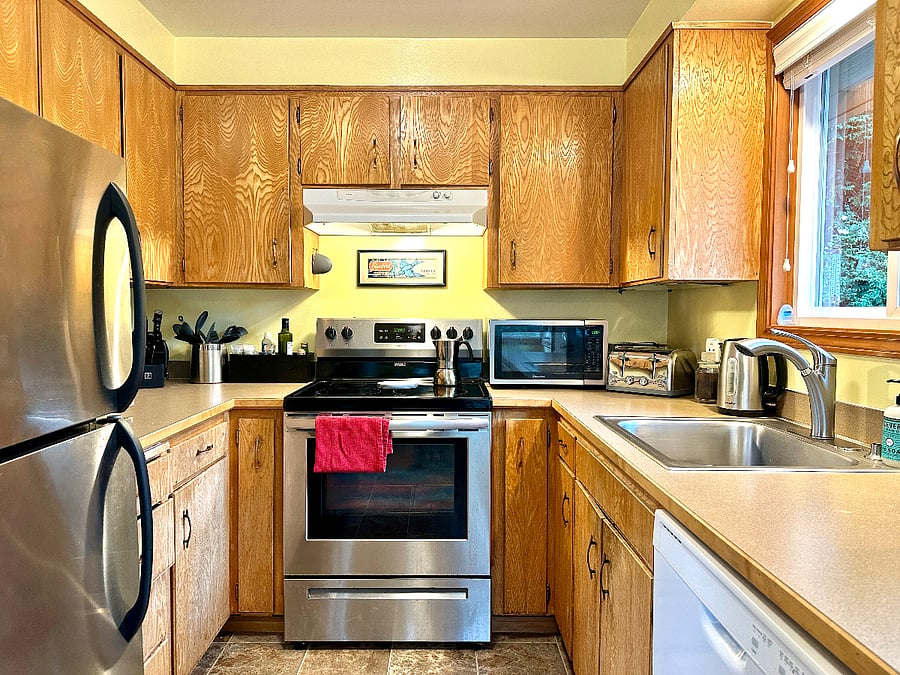 Fully-stocked with kitchen utensils and lots of cabinet space.
Electric glass-topped stove works perfectly.