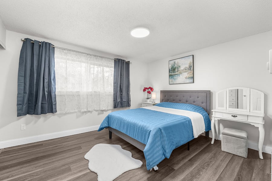 Bedroom 1 with Queen-sized bed