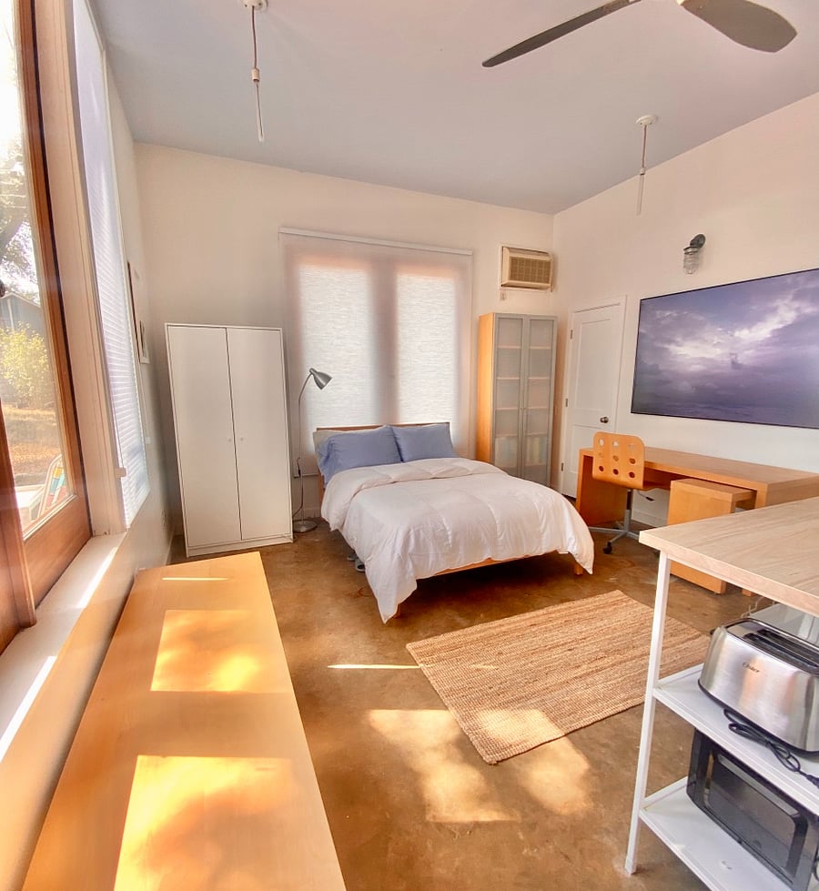 Light-filled bedroom/officeOs
