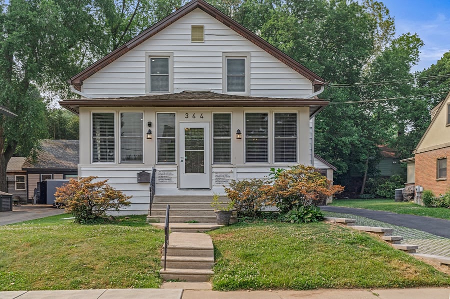 Welcome into the front of my home! Coming from Dublin, Ireland and lecturing locally at Villanova University in Economics, I hope you like my taste in design. I rent my home out while I am away at conferences or traveling to Ireland or elsewhere.