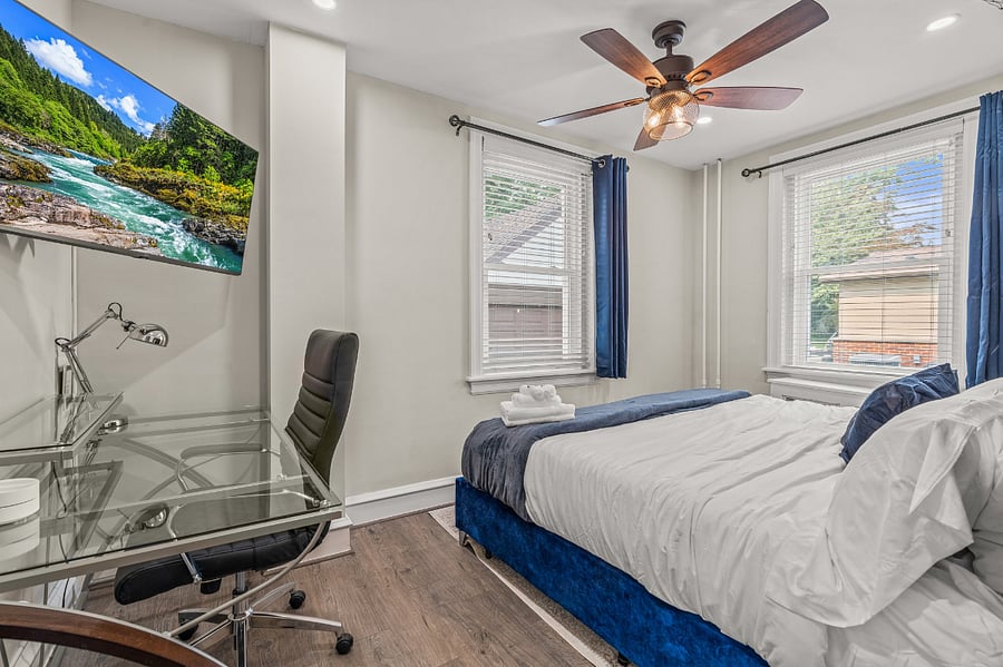 Work, study or rest in this quiet, end-of-hall bedroom. Feel efficient using our fully laptop ready desk and ergonomic chair with fast 5G WiFi! Enjoy garden view, AC, closet, smart flat screen HD TV and short walk to full bathroom and kitchen