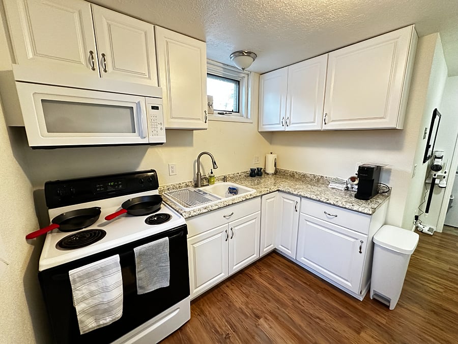 Kitchen w/ full oven and stove top, Air Frier/Toaster oven and Keurig Included