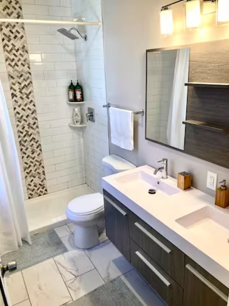Full bath off of king bedroom